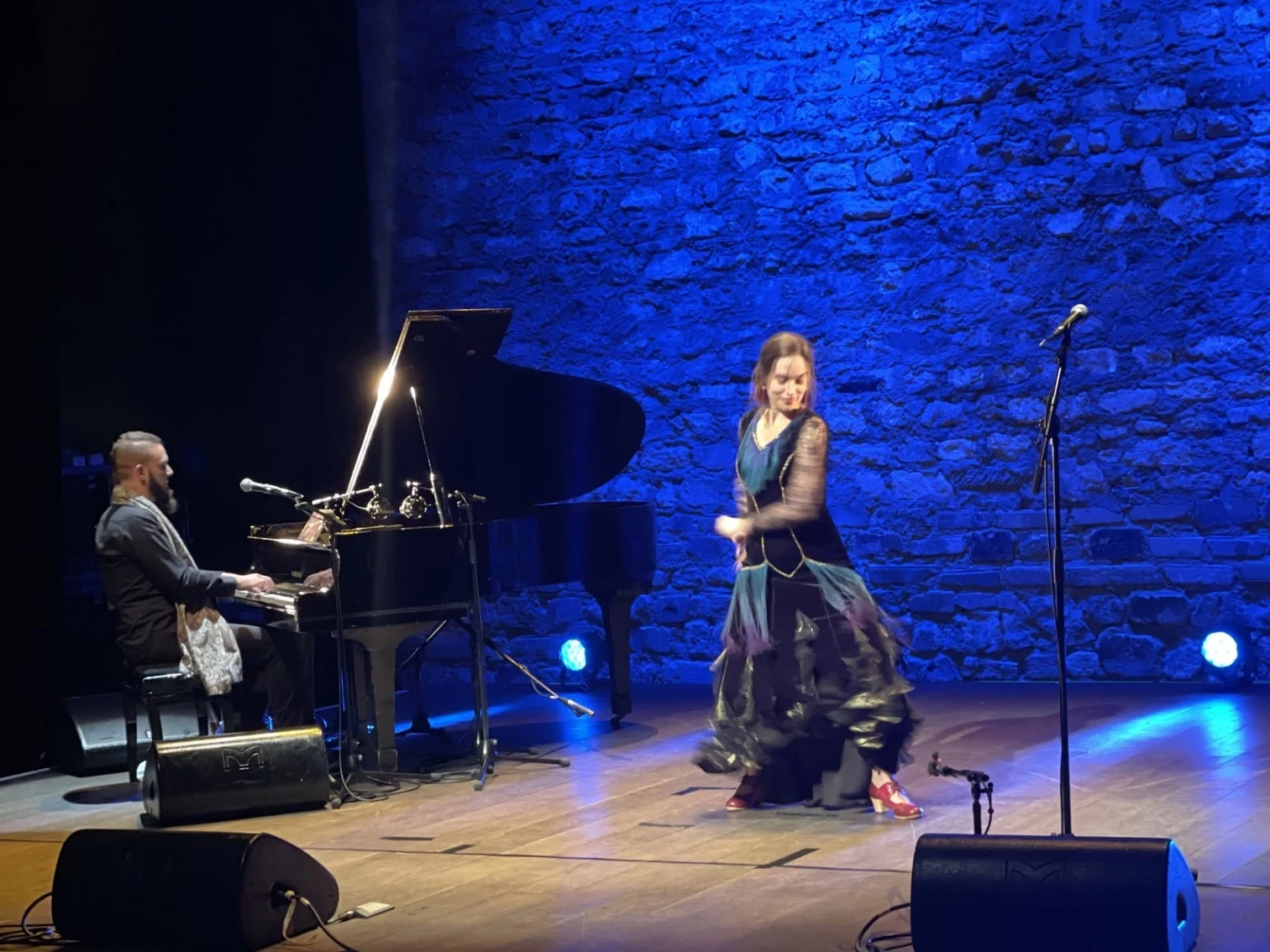 Ex Auro pianist and dancer performing live in Paris